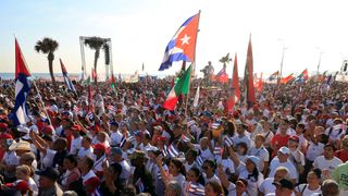 Un grupo de cubanos celebran el primero de mayo.