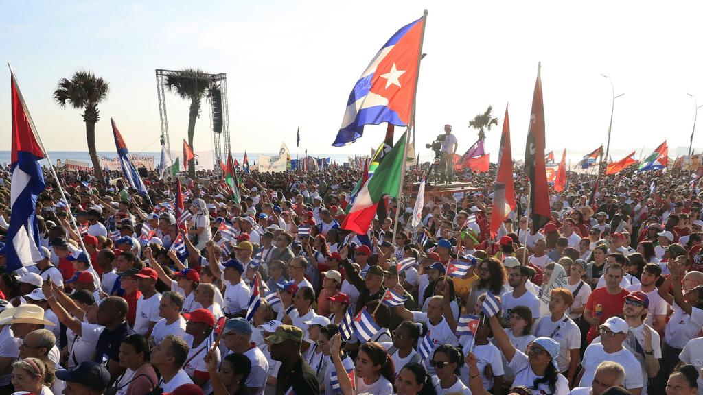 Un grupo de cubanos celebran el primero de mayo.