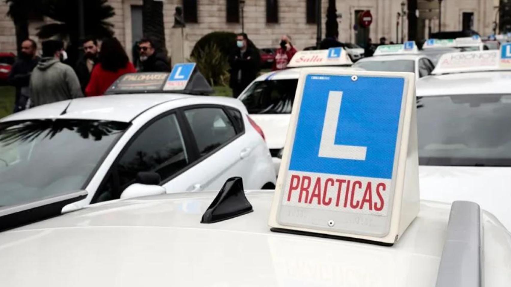 Un coche con una L.