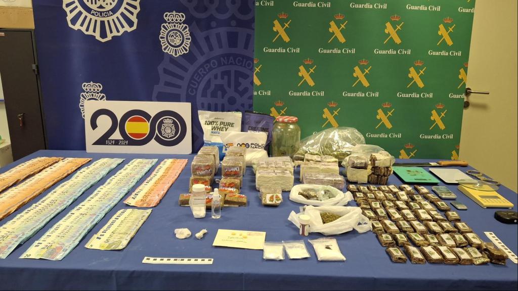Imagen de la droga y el dinero intervenidos