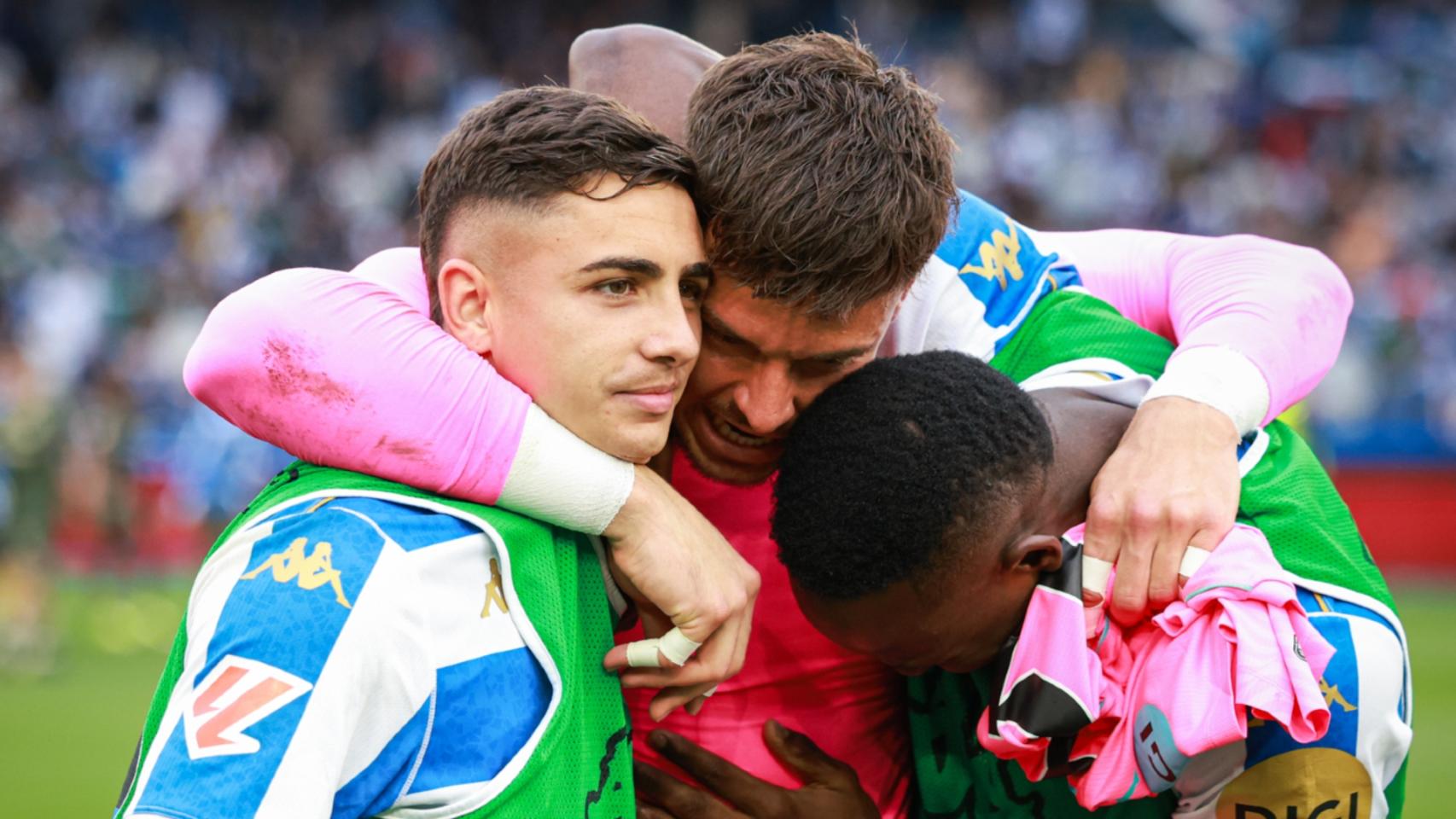 Yeremay y Nsongo felicitan a Ferllo tras detener un penalti en el descuento