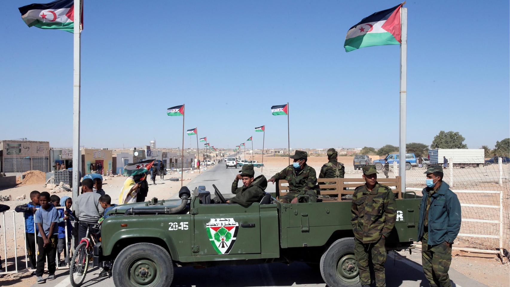 Soldados saharauis montan guardia ante un campo de refugiados en Tinduf.