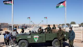 Soldados saharauis montan guardia ante un campo de refugiados en Tinduf.