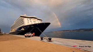 Spirit of Discovery, atracado en Vigo bajo un arco iris