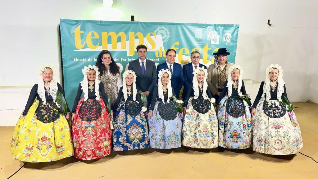 La Bellea del Foc infantil 2026, junto a sus damas de honor y autoridades.