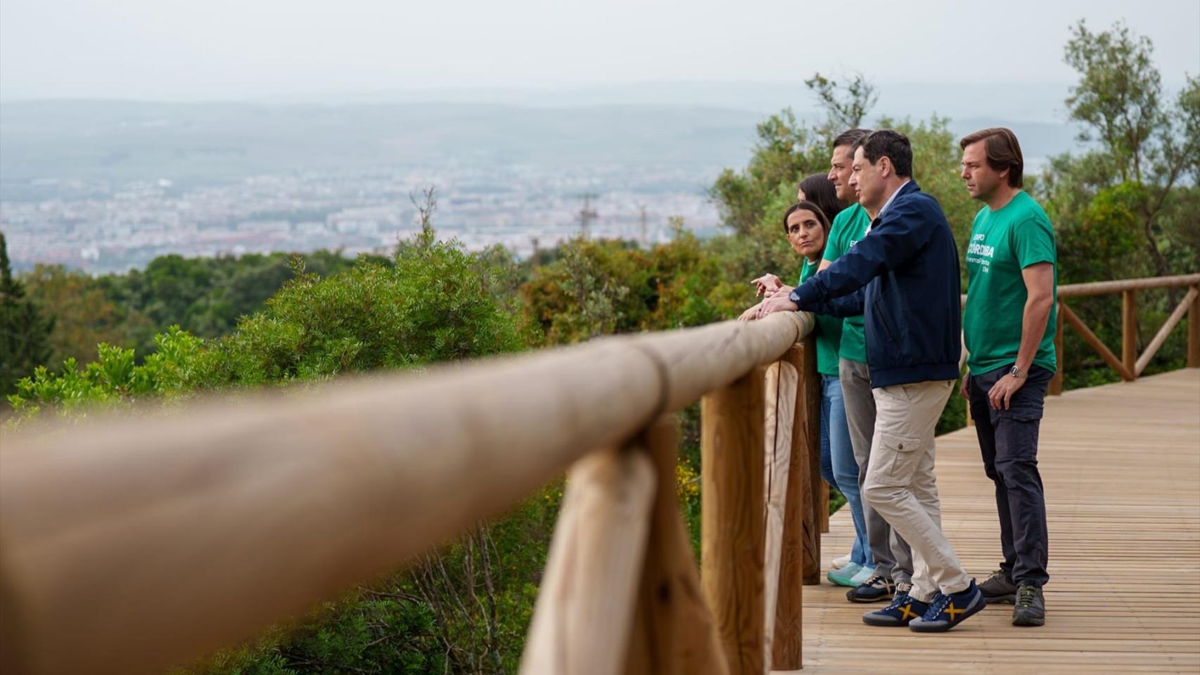 El presidente y candidato del PP andaluz, Juanma Moreno, hace un recorrido por el sendero de la fase 3 del Cinturón Verde de Córdoba.