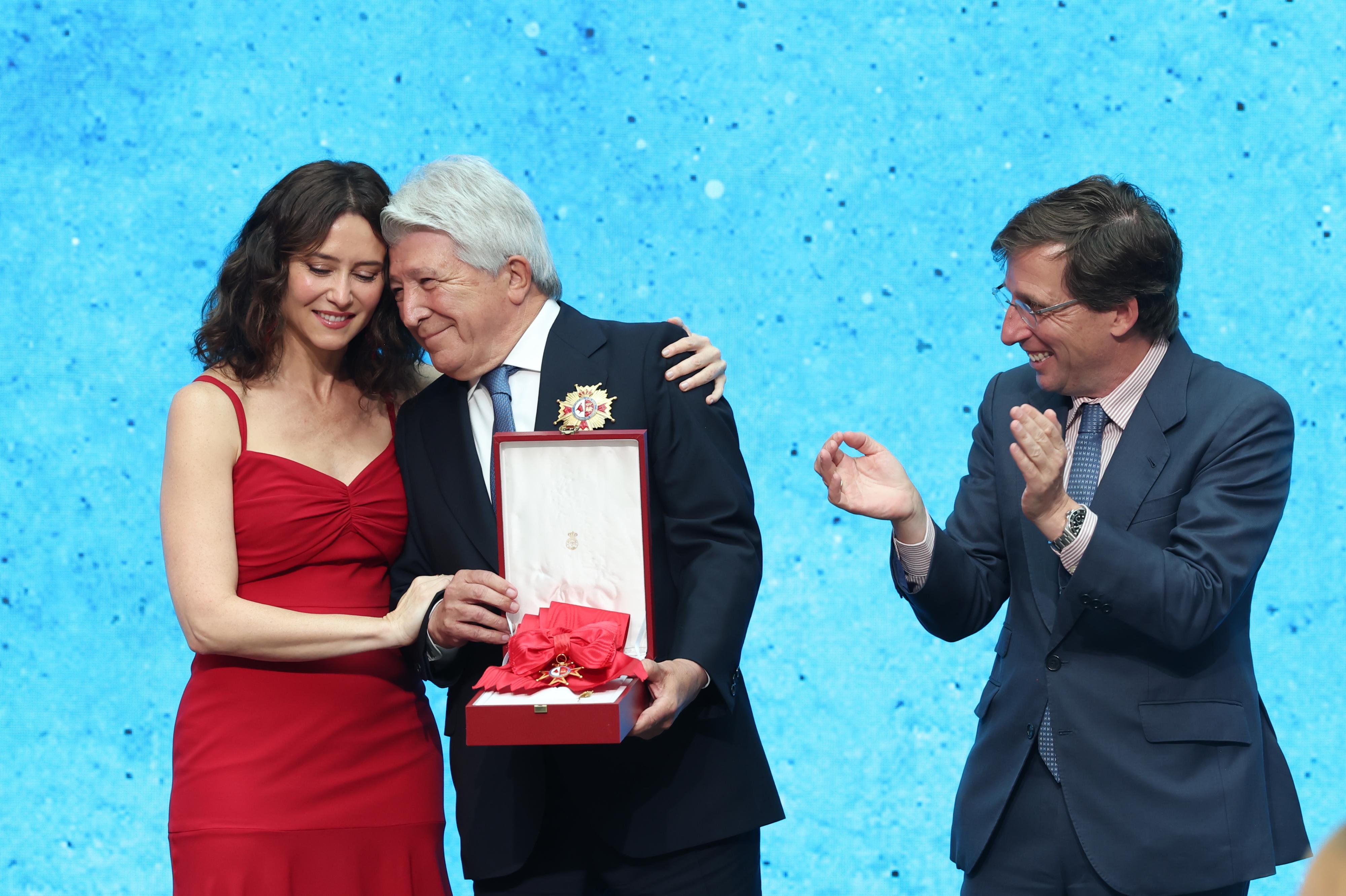 Ayuso y Almeida, durante la entrega a Enrique Cerezo de la Gran Cruz de la Orden del Dos de Mayo.