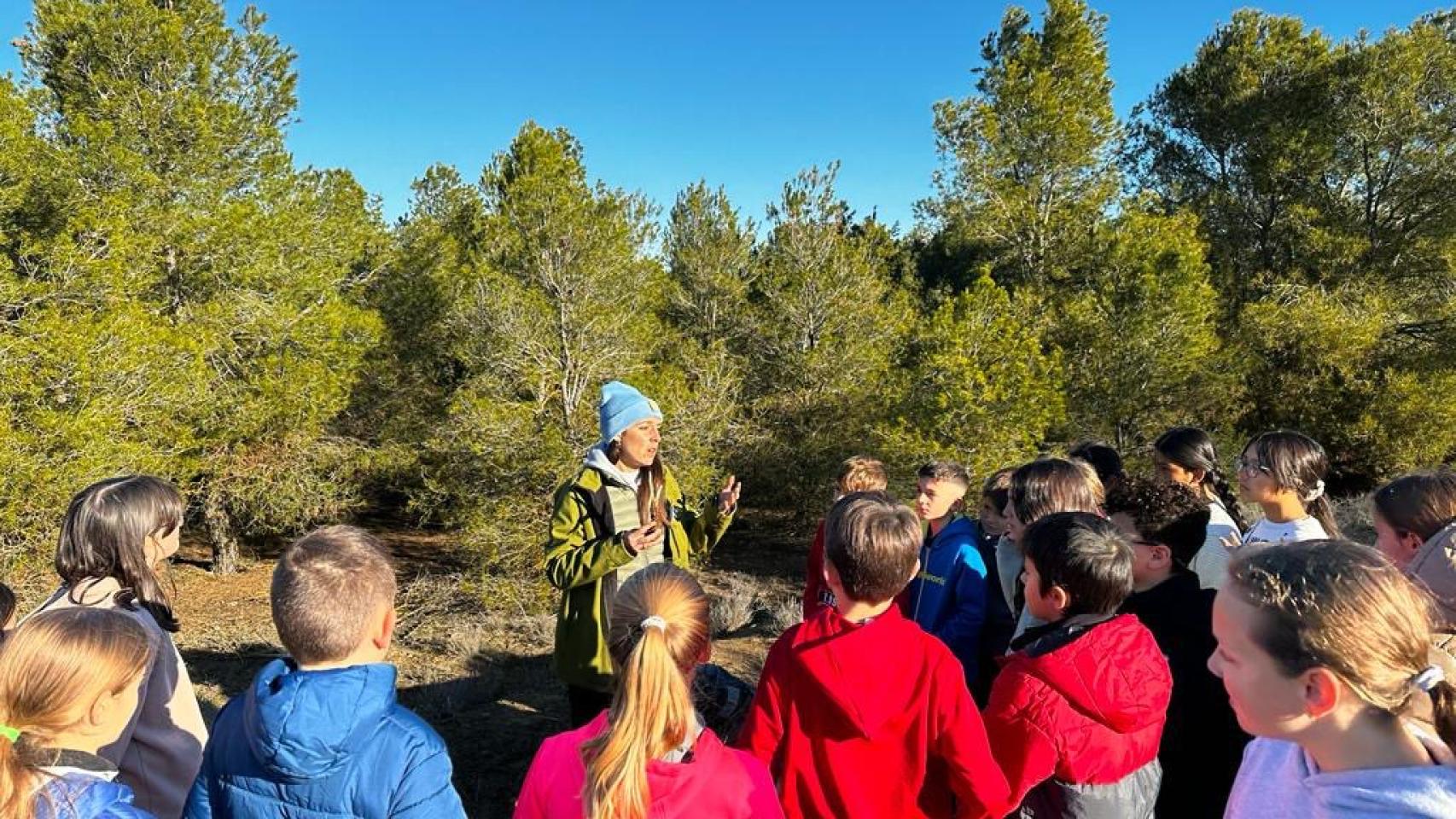 Niños en una actividad de naturaleza.