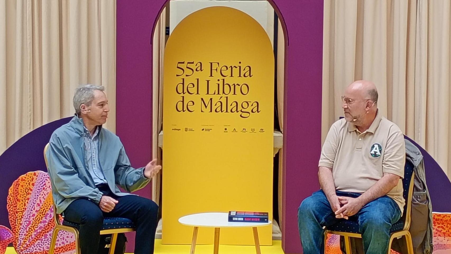 Vicente Vallés y Manuel García Iborra, en el Patio de Banderas del Ayuntamiento de Málaga esta mañana.