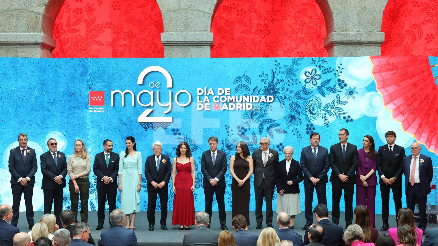 Ayuso, junto a todos los premiados por el Dos de Mayo en Madrid.