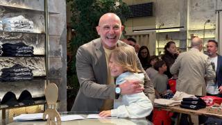 Luis de la Fuente con un niño en la firma de acuerdo como patrocinador de El Pulpo