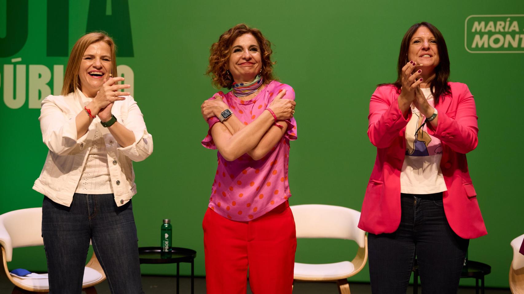 La candidata del PSOE andaluz, María Jesús Montero, en un acto de campaña en Mairena del Aljarafe.