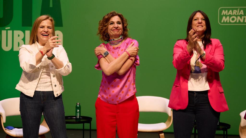 La candidata del PSOE andaluz, María Jesús Montero, en un acto de campaña en Mairena del Aljarafe.