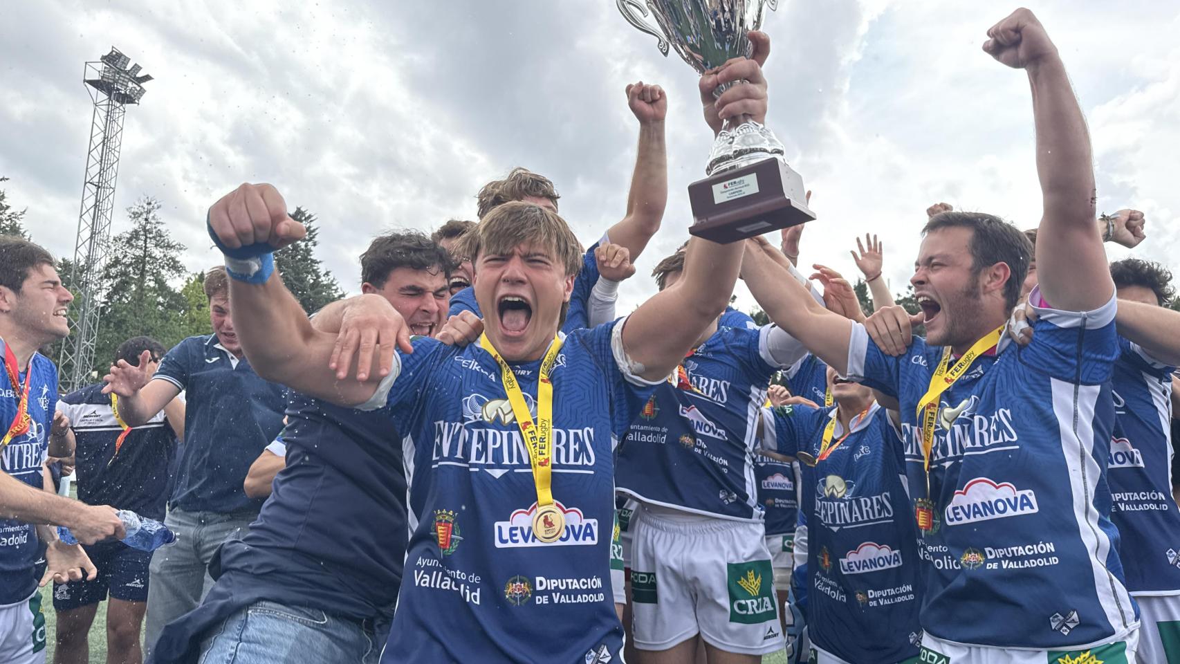 Los jugadores celebran el título tras una final de infarto