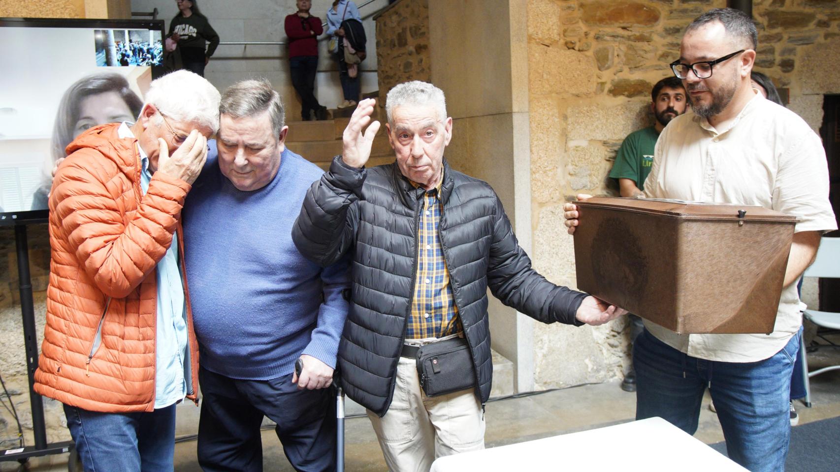 El colectivo Sputnik Labrego entrega de los restos del guerrillero Manuel Girón a sus familiares, tras su hallazgo en el antiguo cementerio del Carmen de Ponferrada