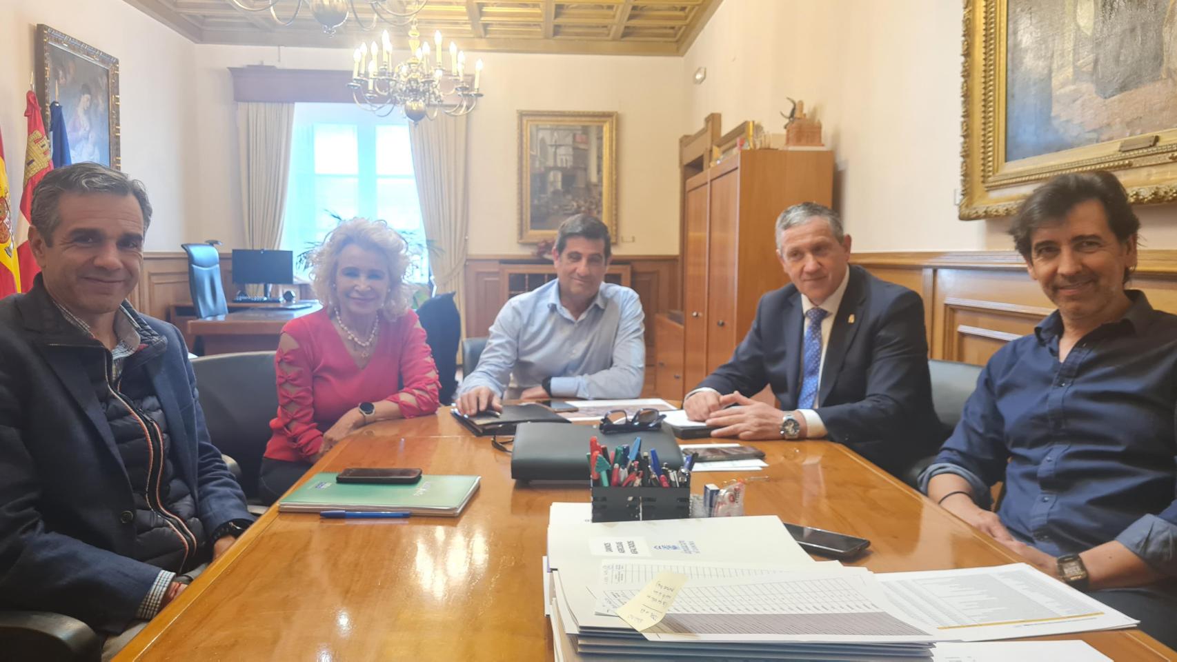 El presidente de la Diputación, Javier Faúndez Domínguez, en la reunión con el alcalde de Matilla de Arzón, Venancio Martínez Pérez