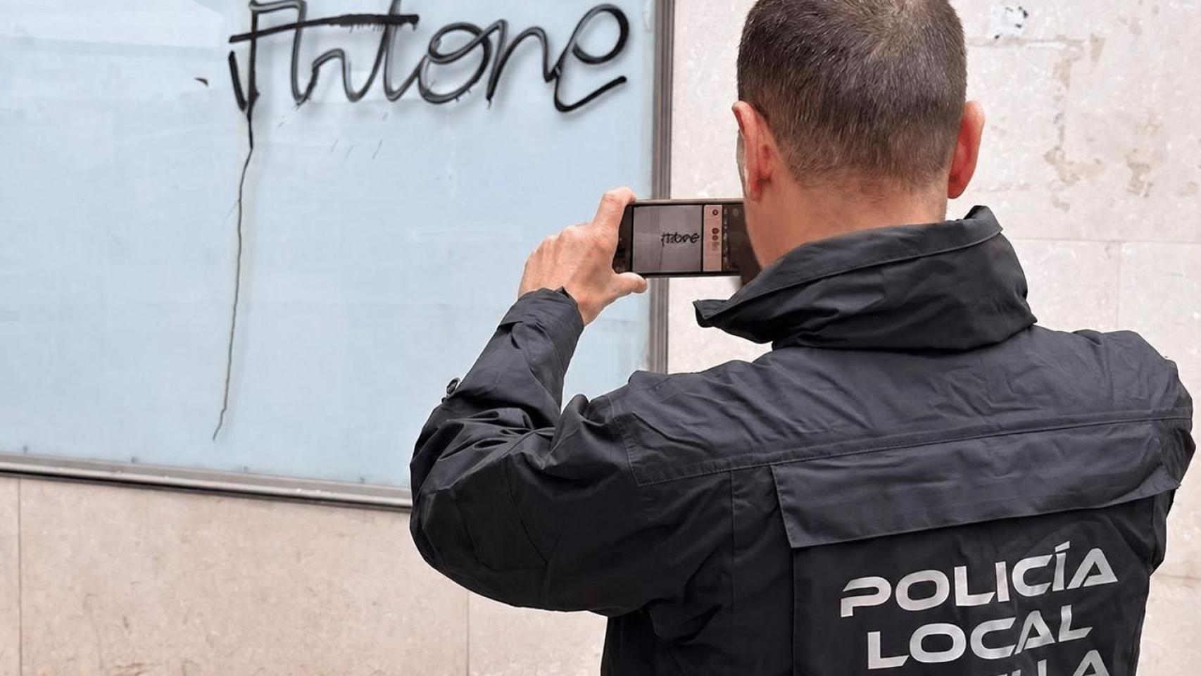 Un policía local hace fotos a uno de los gratifis del investigado.