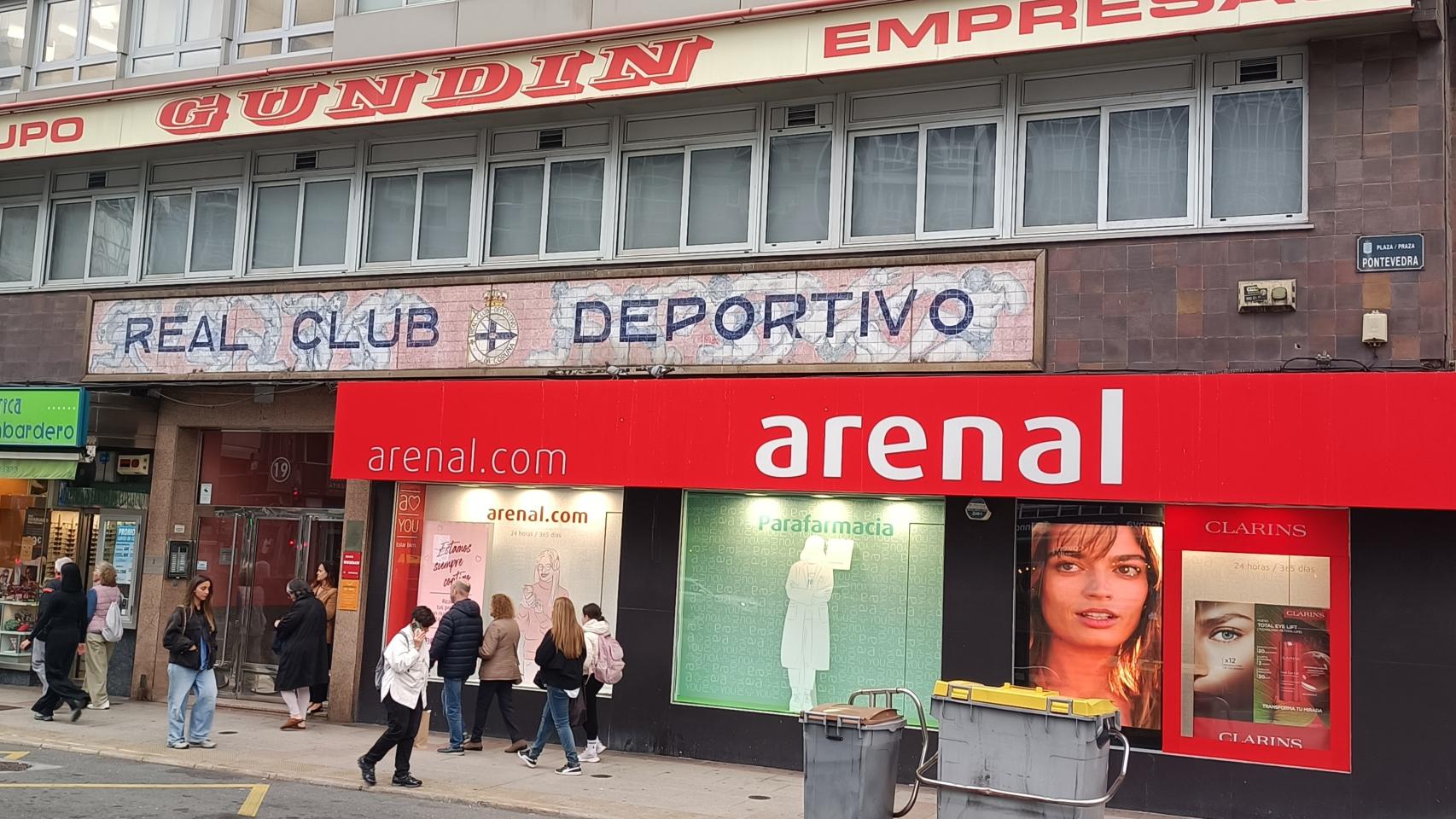 La histórica sede del Deportivo, con las letras en la fachada que ahora pasarán a formar parte del museo del club