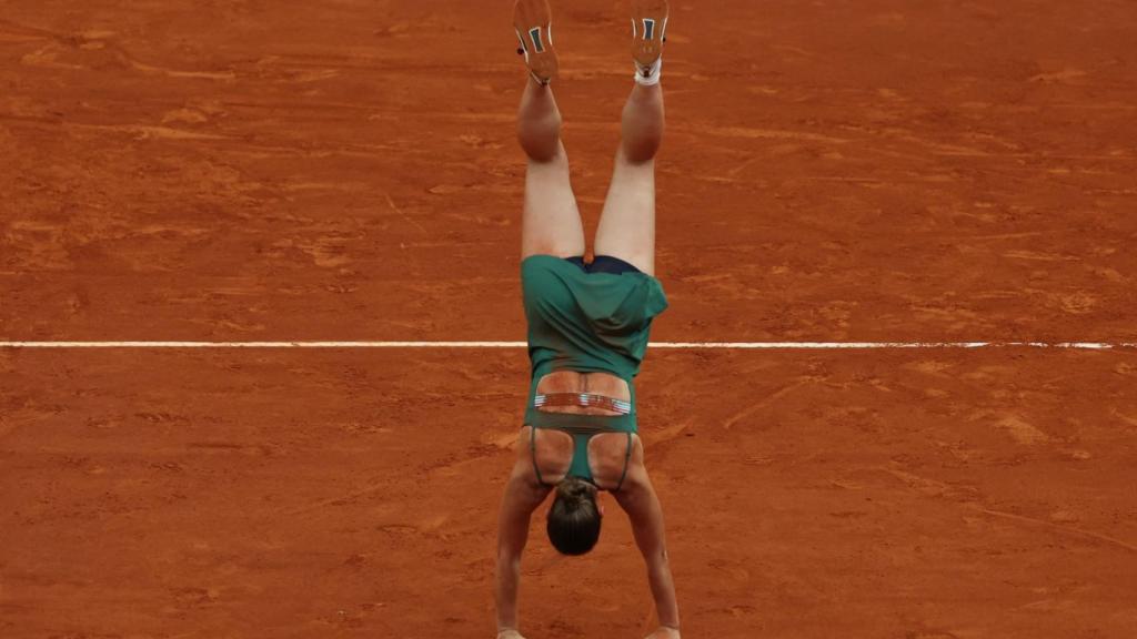 Kostyuk da un salto mortal durante su celebración en Madrid.