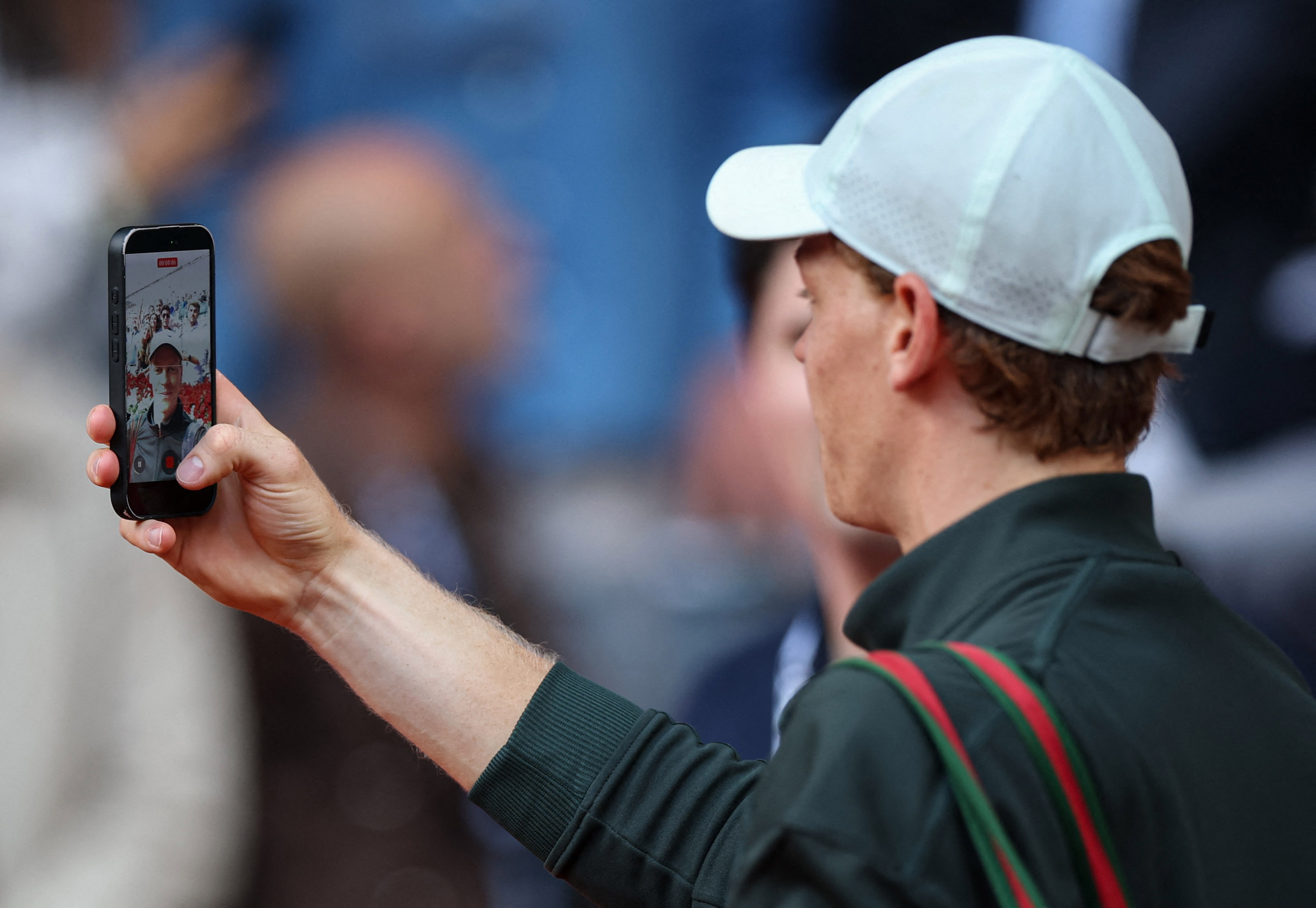 Jannik Sinne se hace un selfie en el Mutua Madrid Open.