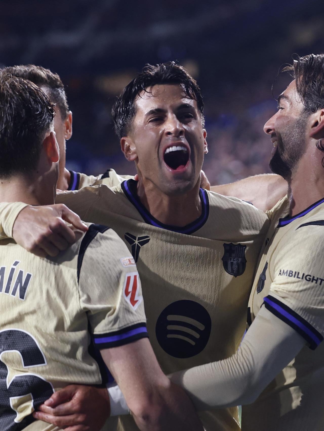 Los jugadores del Barça celebran uno de sus goles en El Sadar.