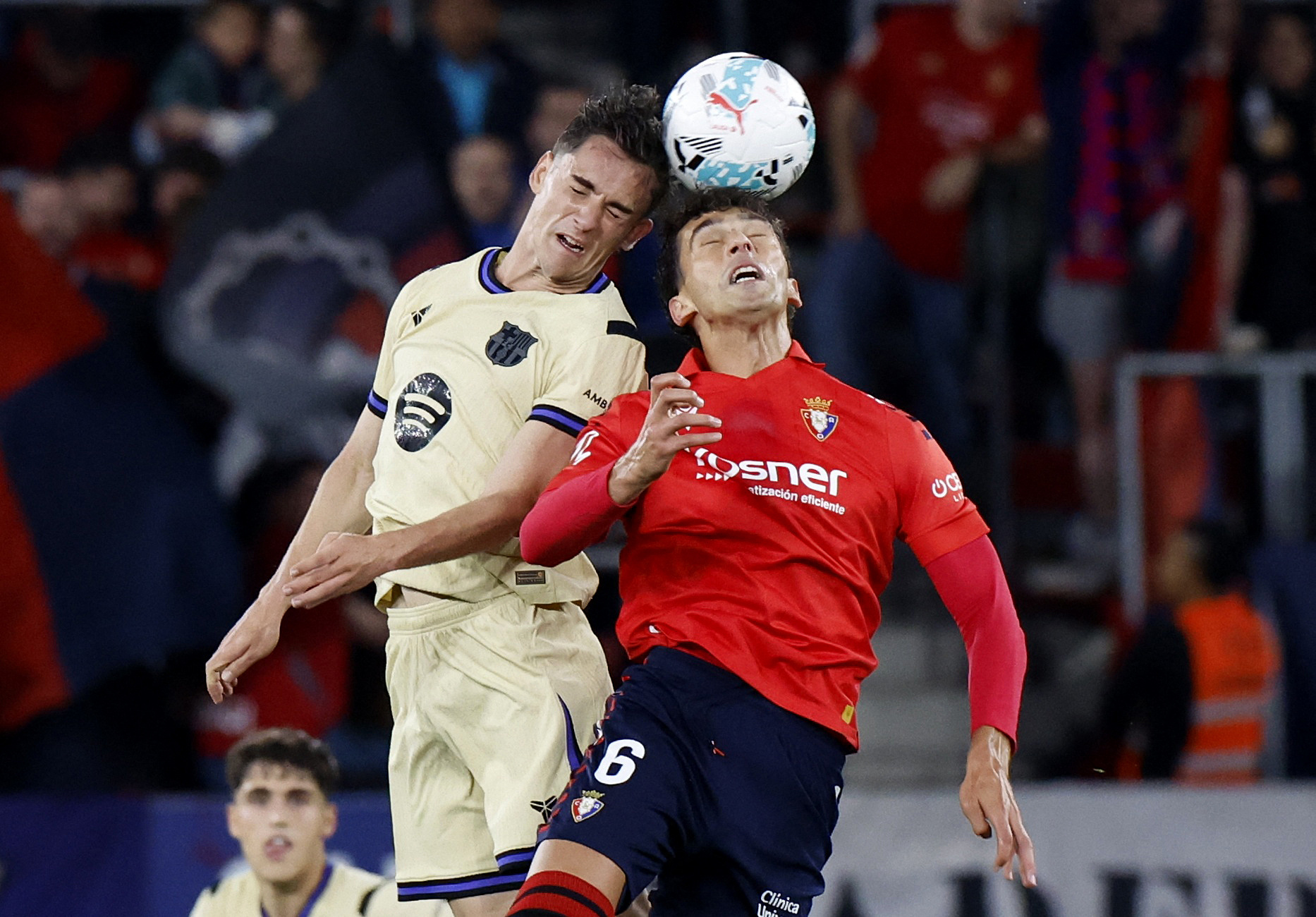 Gavi y Lucas Torró, en la lucha por el balón.