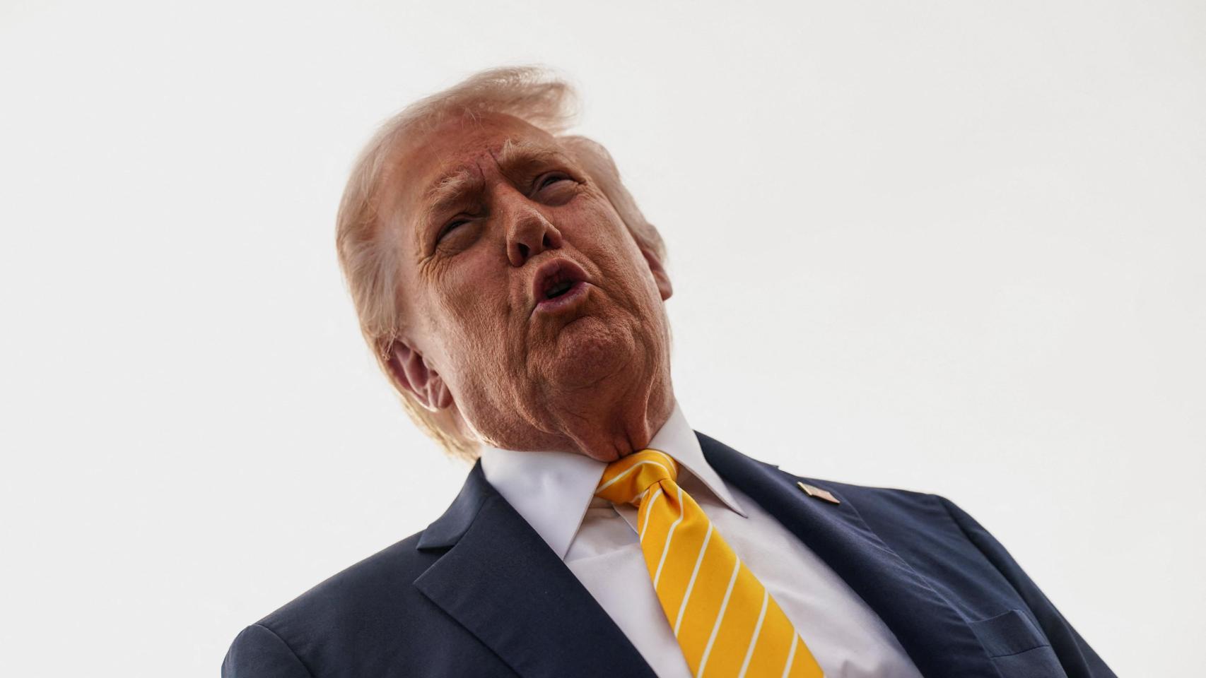 Donald Trump, presidente de Estados Unidos, habla con los medios antes de subir al Air Force One rumbo a Miami, este sábado.