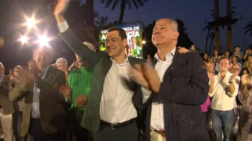 El candidato del PP andaluz y presidente de la Junta de Andalucía, Juanma Moreno, en el arranque de la campaña mientras suena la canción de la misma.