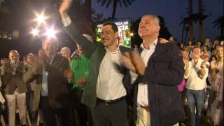 El candidato del PP andaluz y presidente de la Junta de Andalucía, Juanma Moreno, en el arranque de la campaña mientras suena la canción de la misma.