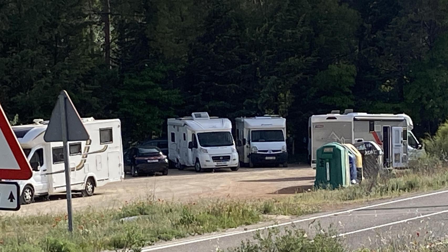Caravanas aparcadas en las Laguas de Ruidera durante este puente de mayo.