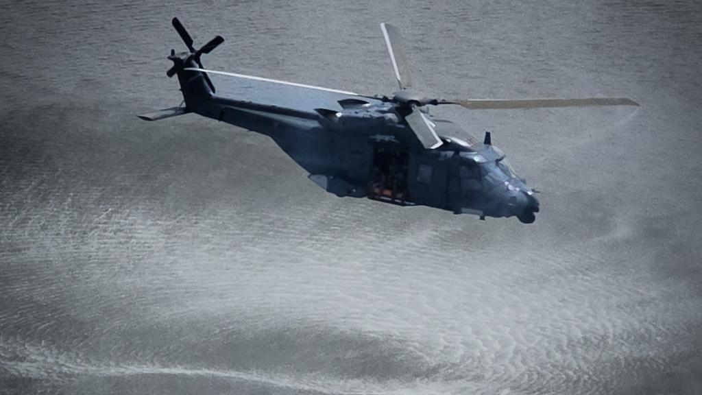 Un helicóptero militar, este sábado, realizando una maniobra táctica en el Mar Menor, durante el Festival Aéreo Internacional de San Javier.