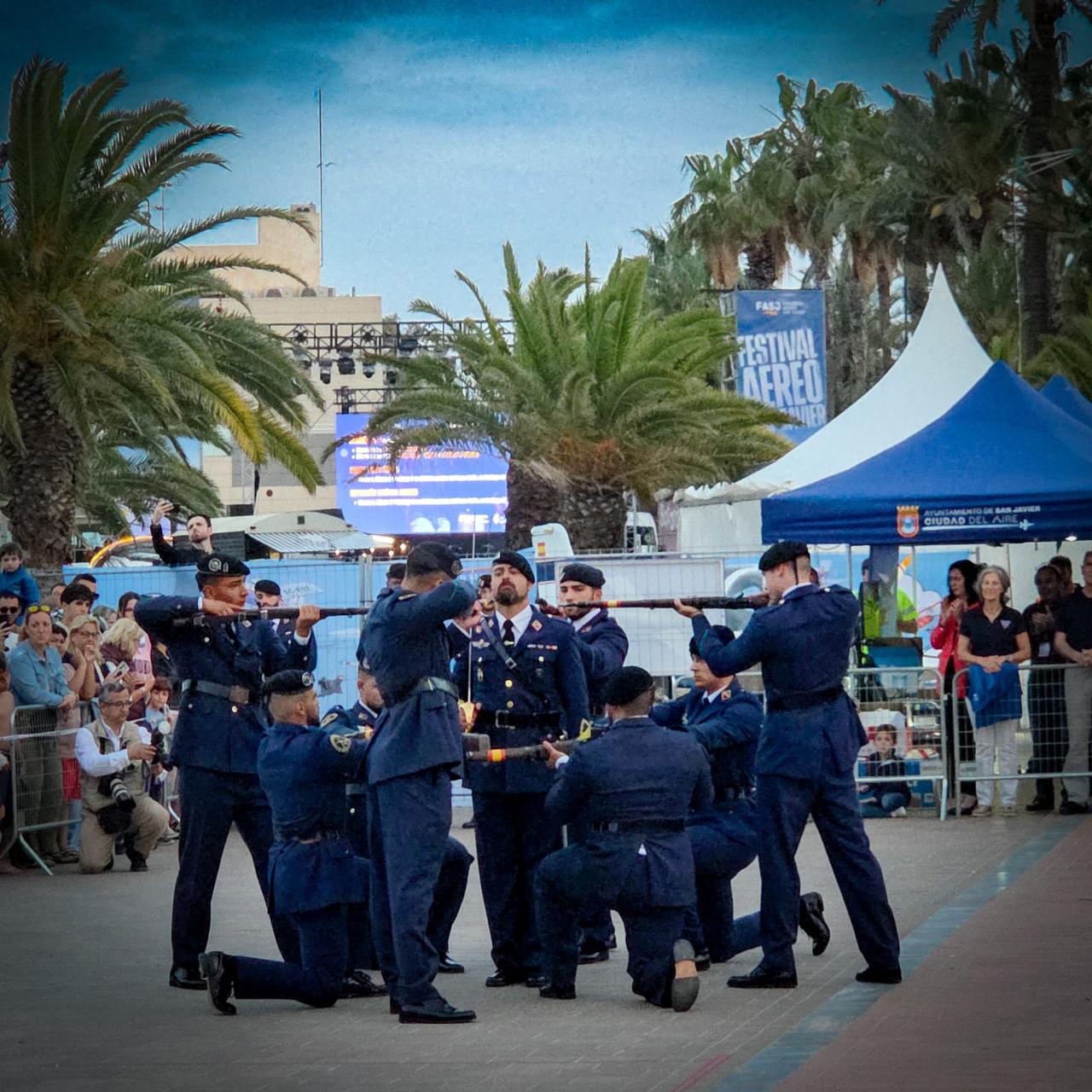 Una de las exhibiciones en tierra firme que disfrutó el público asistente al certamen, este sábado, en la playa de Santiago de la Ribera,