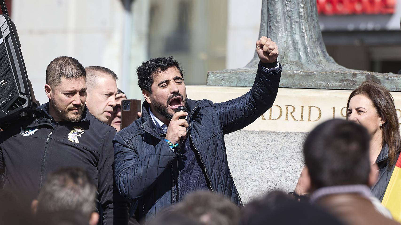 El eurodiputado y líder de Se Acabó la Fiesta, Luis 'Alvise' Pérez, interviene durante la manifestación de policías nacionales.