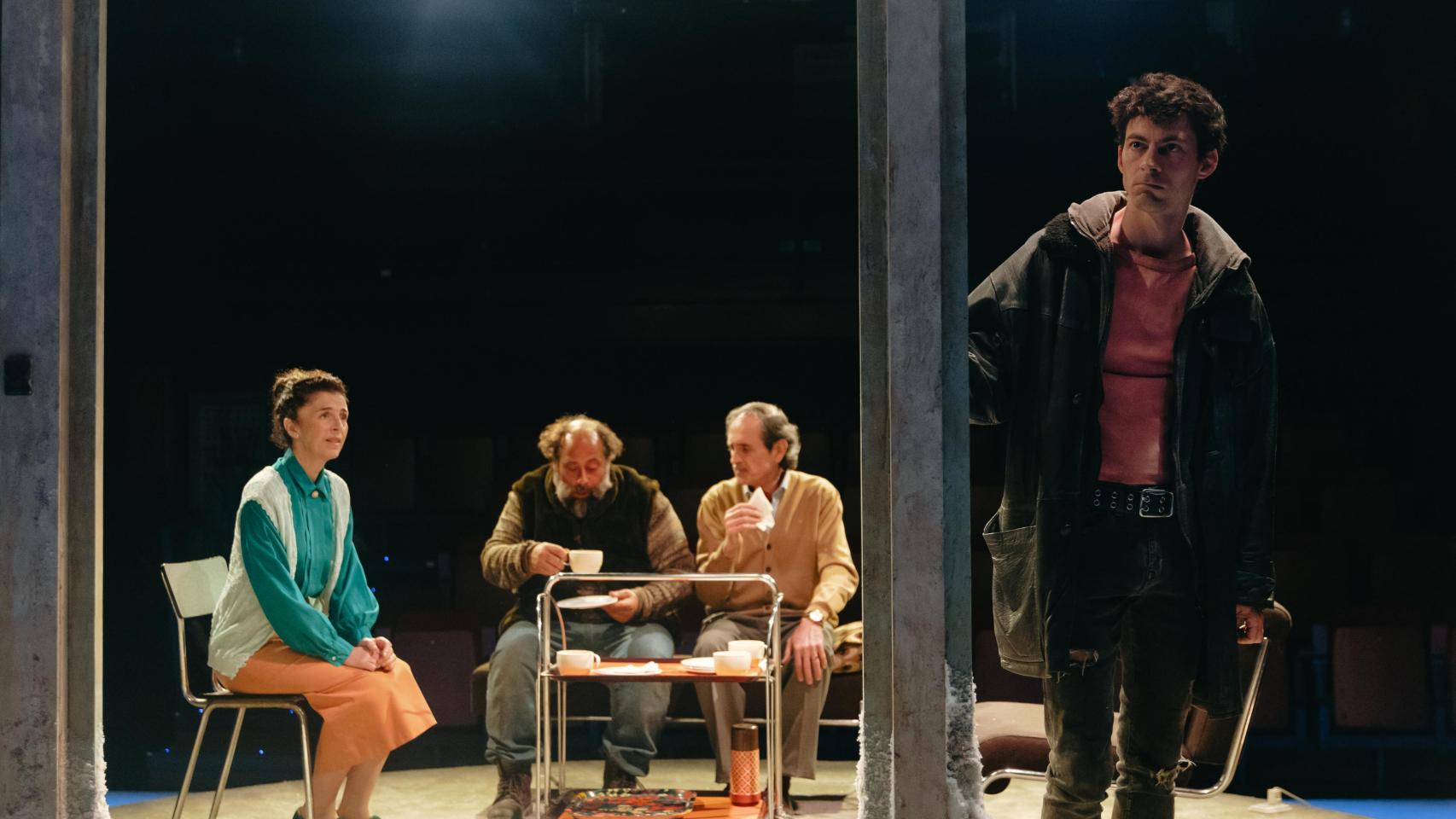 Mercé Pons, Sebastián Mogordoy, Jordi Figueras y Guillem Balart en una escena de 'El fill'. Foto: Marta Mas Girones