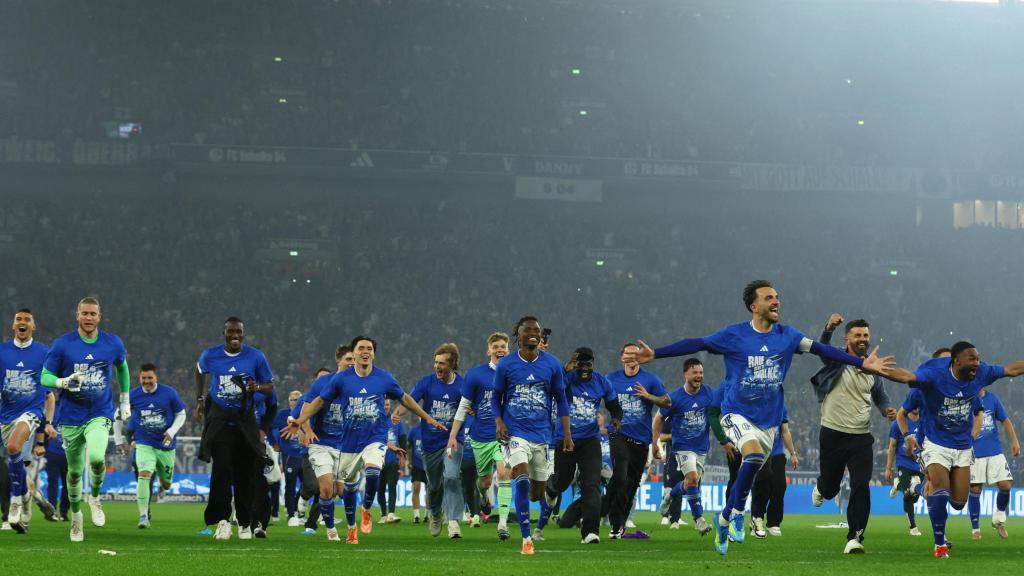 Los jugadores del Schalke celebran el ascenso a la Bundesliga.