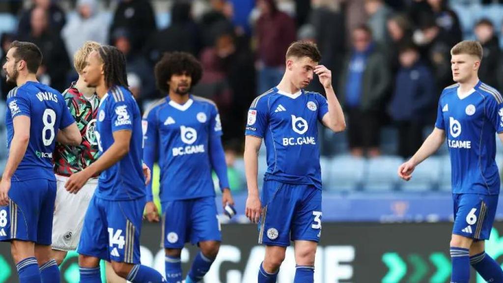 Los futbolistas del Leicester, cabizbajos tras descenser.