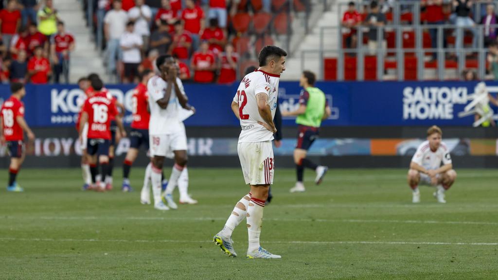 La decepción de los jugadores del Sevilla tras perder contra Osasuna.