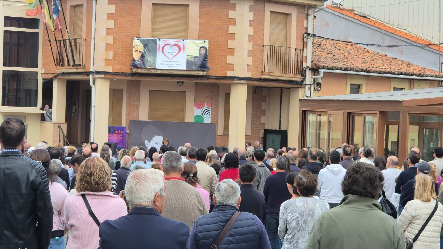 Multitudinaria concentración en Tábara en recuerdo de Leticia Rosino y para pedir la reforma de la Ley del Menor