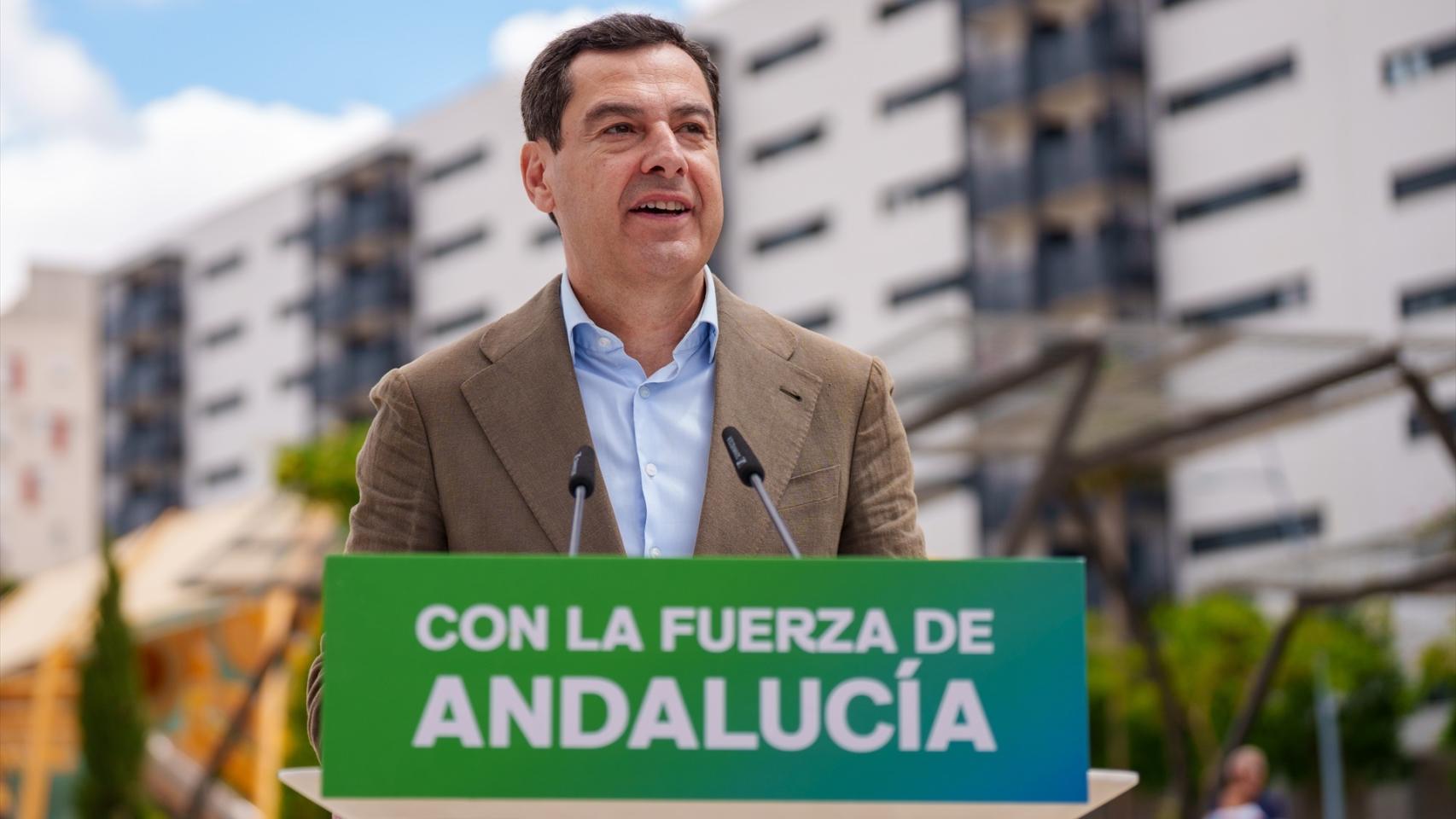 El candidato del PP y presidente de la Junta de Andalucía, Juanma Moreno, en un acto electoral en Dos Hermanas.
