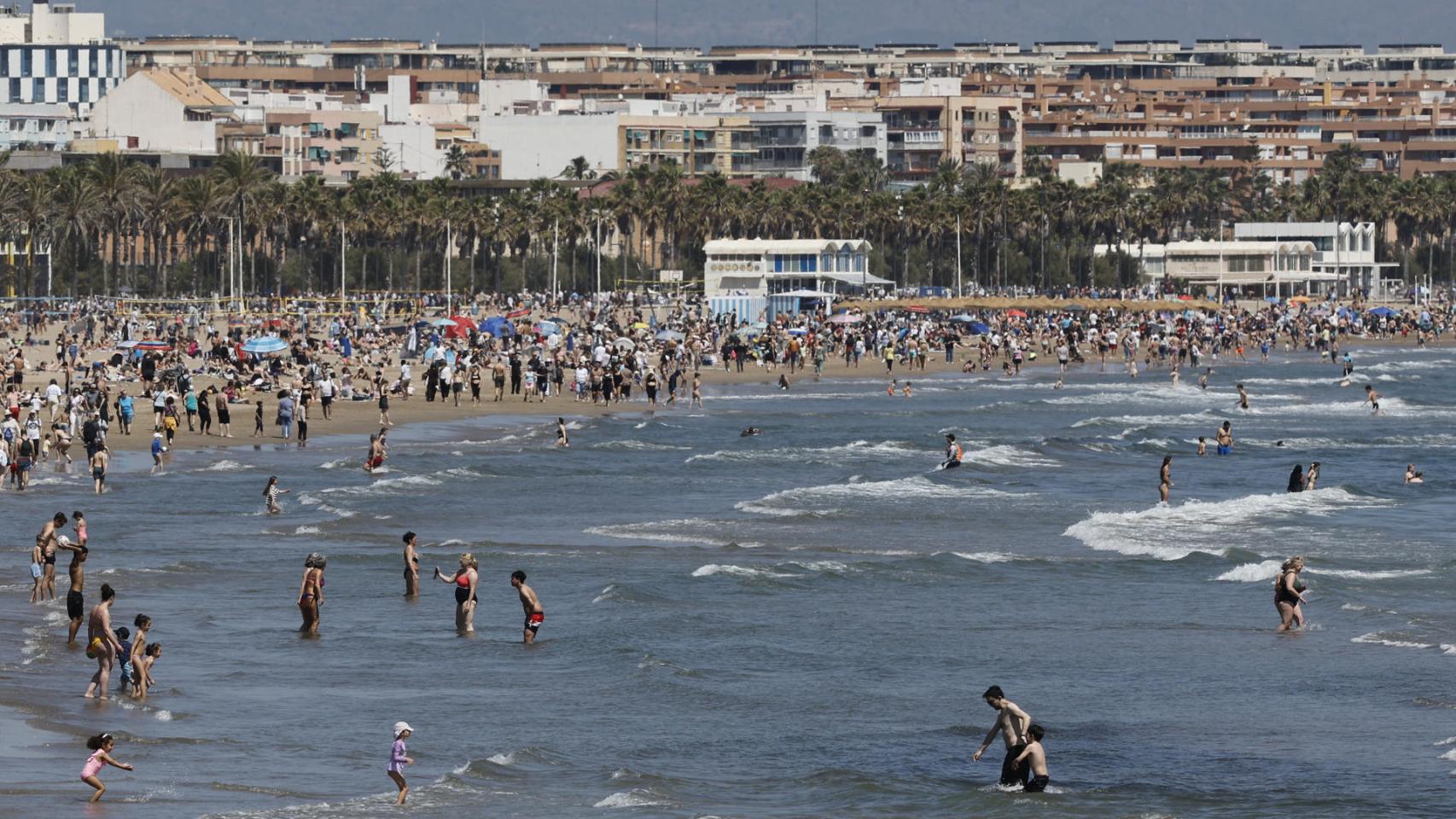 Cuatro personas mueren ahogadas, dos de ellas niños de 11 y 14 años, en una playa de Oliva (Valencia)