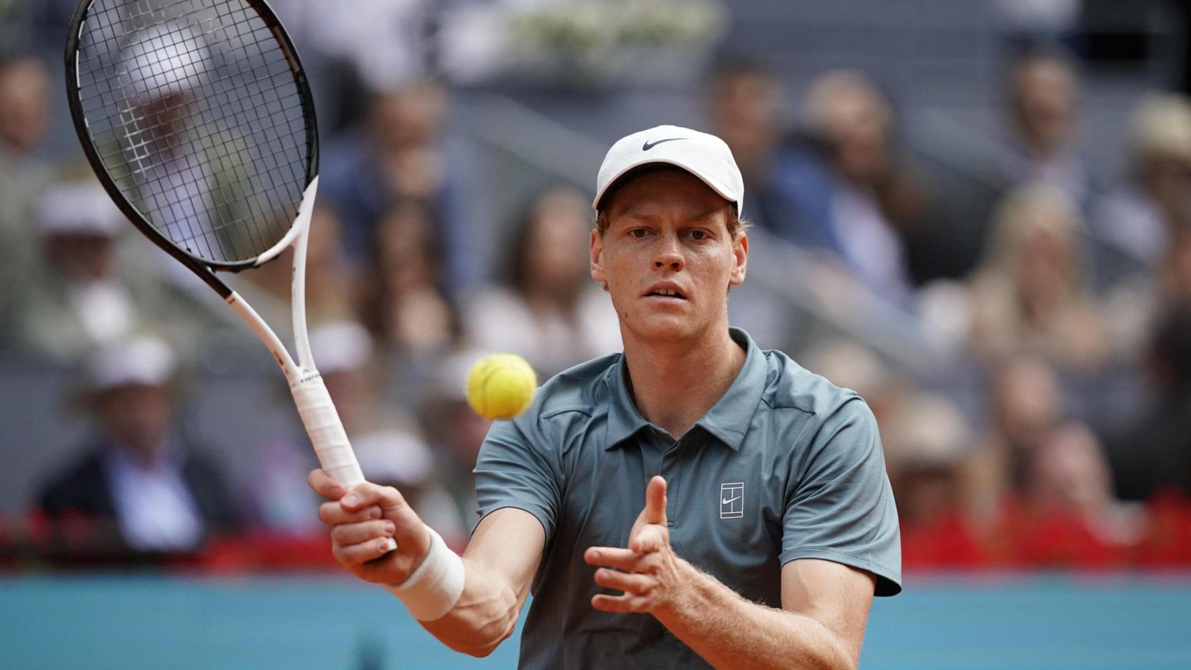 Sinner golpea la bola durante la final del Mutua Madrid Open.