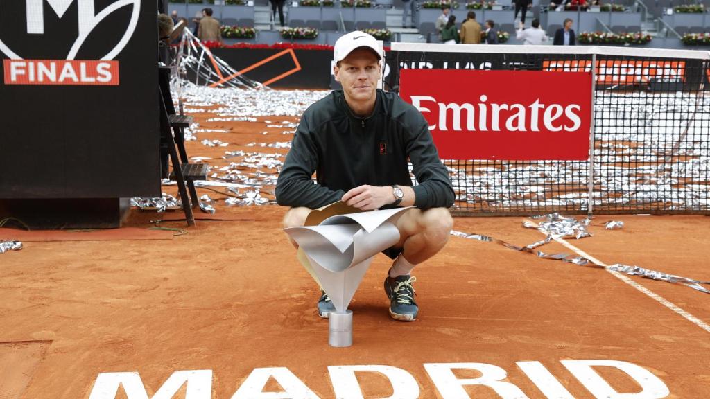 Sinner posa con el trofeo del Mutua Madrid Open.