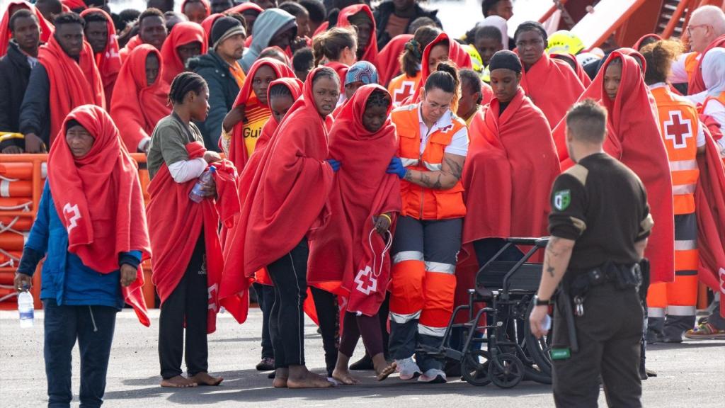 Inmigrantes llegados en un cayuco a Arrecife, en la isla de Lanzarote,  en diciembre de 2024.