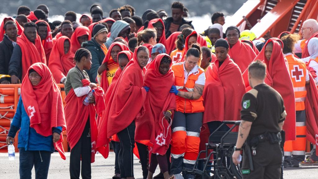 Inmigrantes llegados en un cayuco a Arrecife, en la isla de Lanzarote,  en diciembre de 2024.