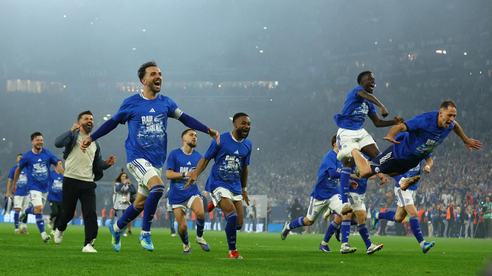 Los jugadores del Schalke celebran el ascenso a la Bundesliga.