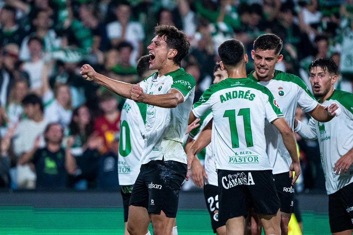 Los jugadores del Racing de Santander celebran un gol.