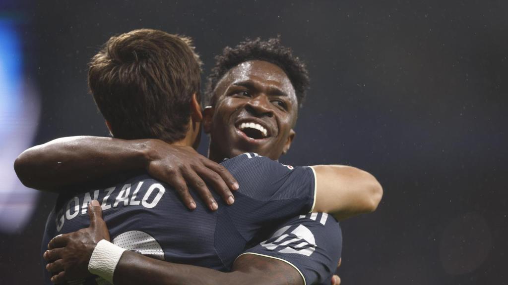 Vinicius abraza a Gonzalo.
