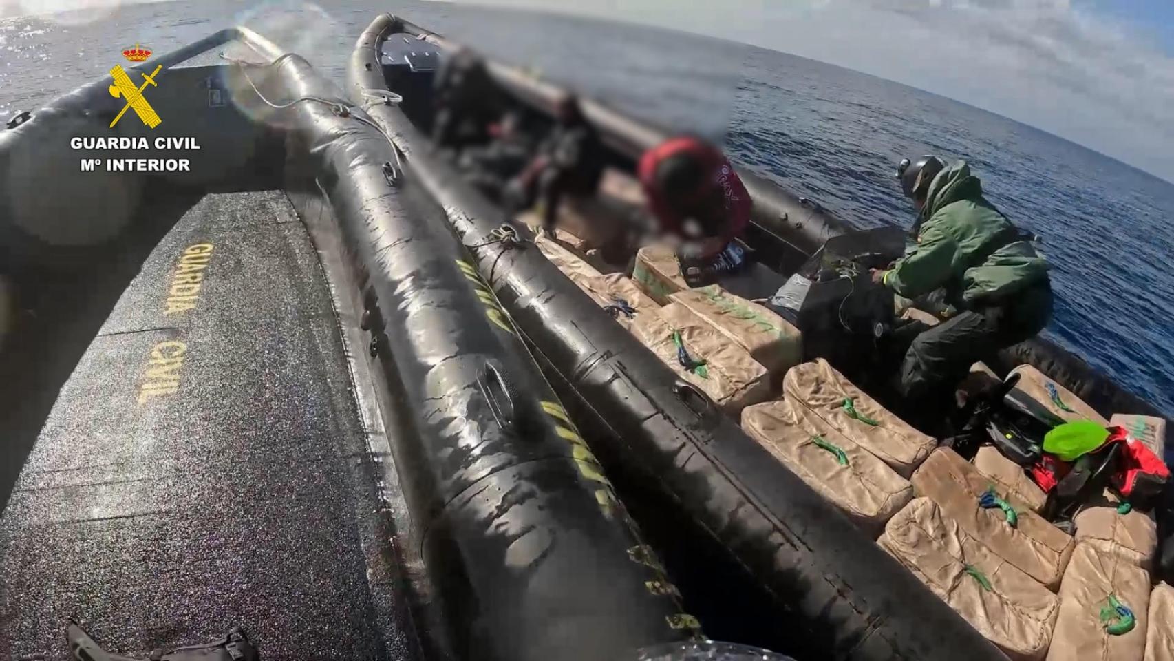 Imagen de archivo de la Guardia Civil durante una operación antidroga en alta mar.