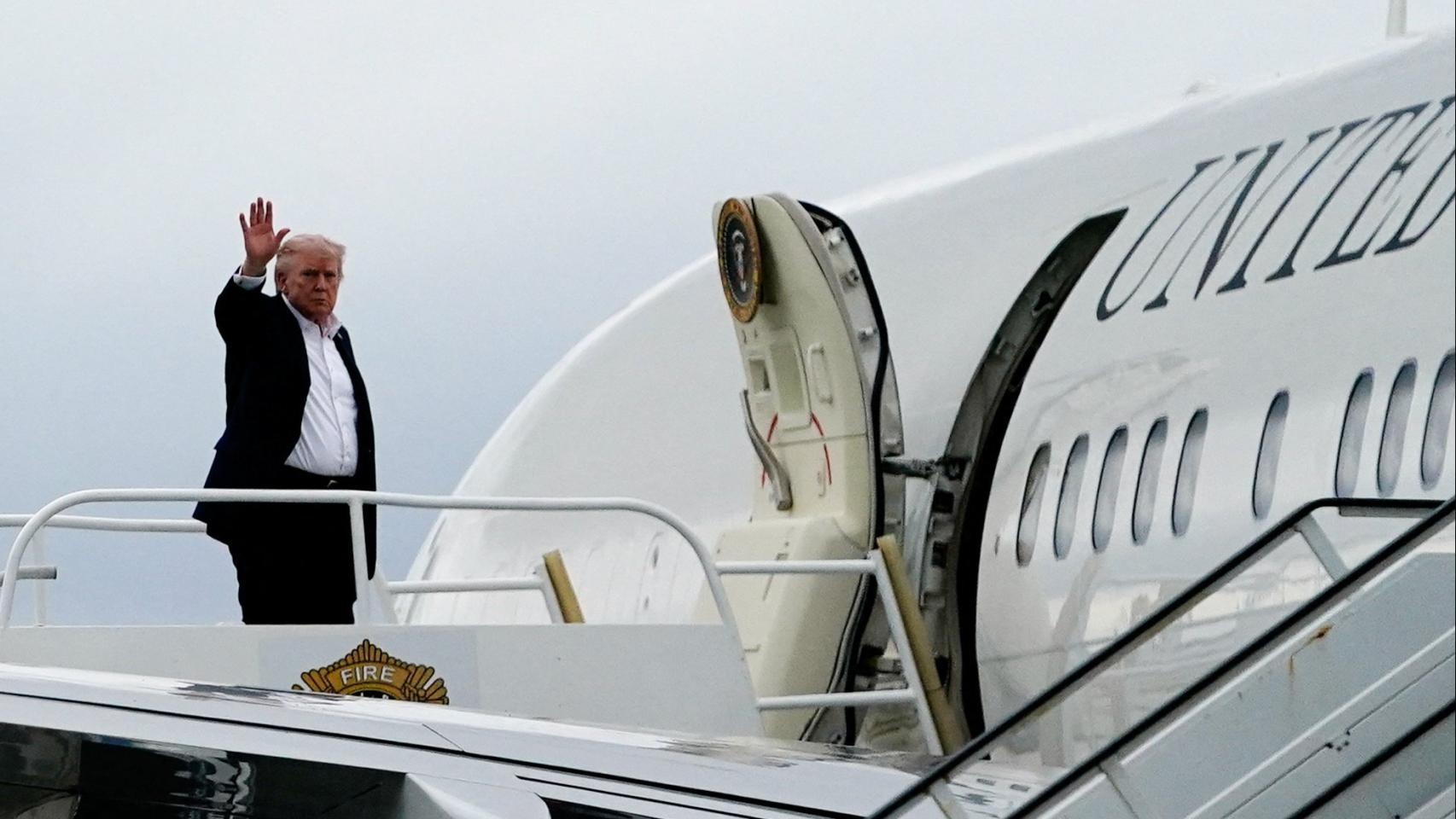 Donald Trump, presidente de EEUU, sube al Air Force One en el Aeropuerto Internacional de Miami, este domingo.