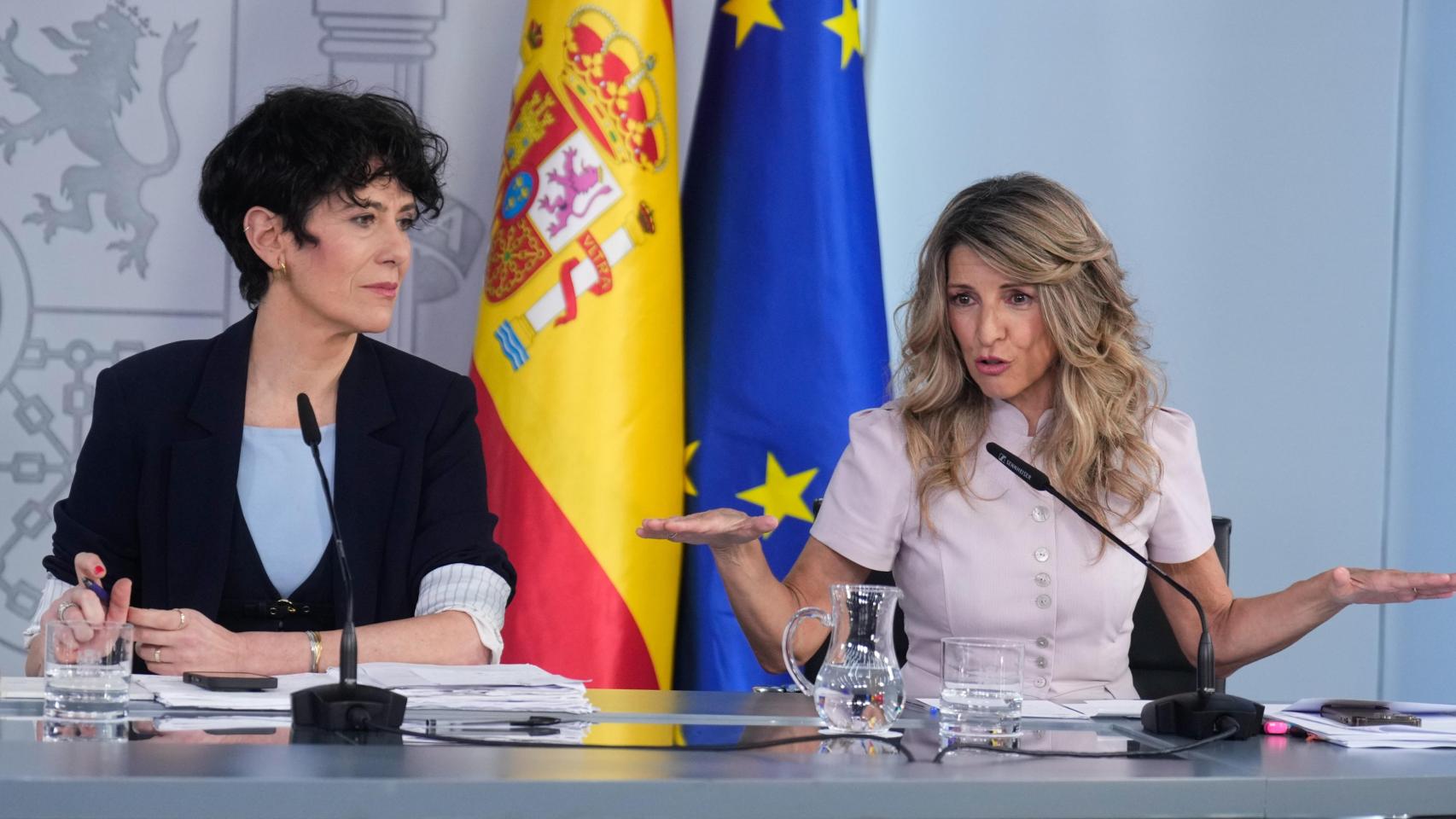 Elma Saiz y Yolanda Díaz durante la rueda de prensa del Consejo de Ministros.